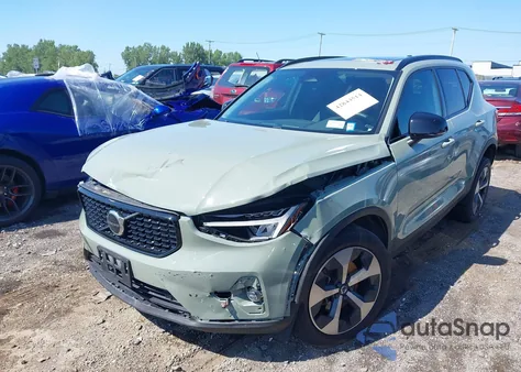 2023 Volvo Xc40 B5 Plus Dark Theme z USA, uszkodzony, nr VIN YV4L12UWXP2943450
